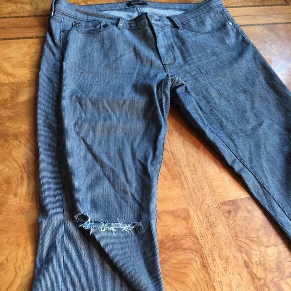 BLUE PINSTRIPE Jean w Distressed Hem! - Picture 9 of 14